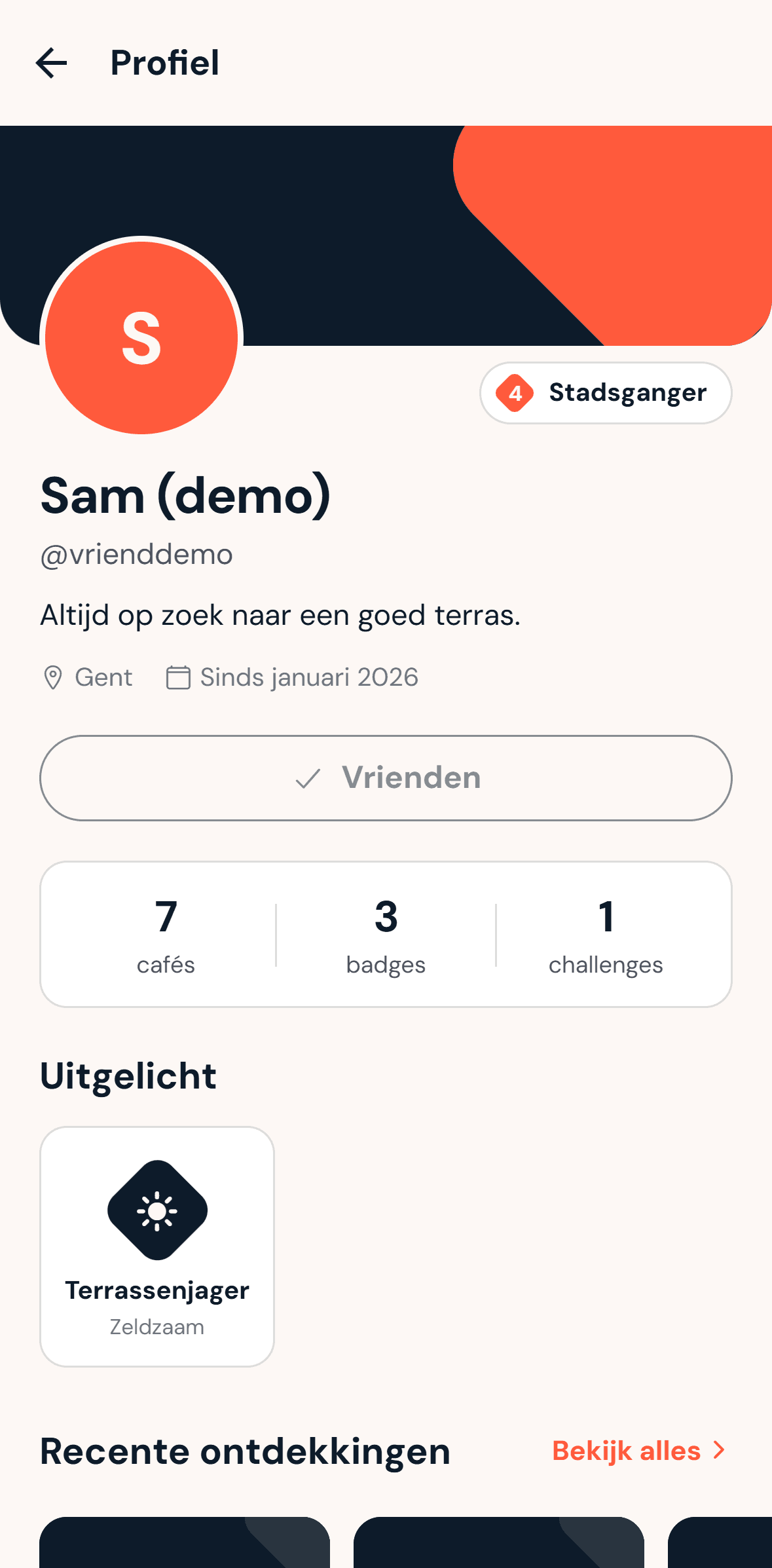 Een openbaar profiel in de app met level, aantal cafés en badges, en recente ontdekkingen